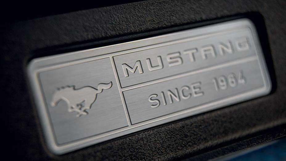 Plaqueta alusiva aos 50 anos do modelo | <a href="https://beta-develop.quatrorodas.abril.com.br/carros/impressoes/ford-mustang-2015-816081.shtml" target="_blank" rel="migration">Leia mais</a> Plaqueta alusiva aos 50 anos do modelo | <a href="https://beta-develop.quatrorodas.abril.com.br/carros/impressoes/ford-mustang-2015-816081.shtml" target="_blank" rel="migration">Leia mais</a>