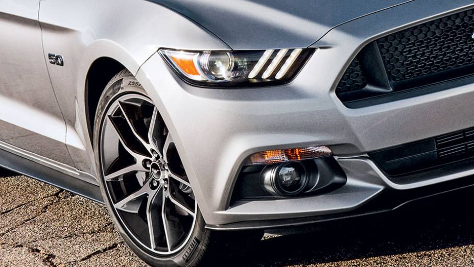 No farol, elemento circular remete às antigas gerações | <a href="https://beta-develop.quatrorodas.abril.com.br/carros/impressoes/ford-mustang-2015-816081.shtml" target="_blank" rel="migration">Leia mais</a> No farol, elemento circular remete às antigas gerações | <a href="https://beta-develop.quatrorodas.abril.com.br/carros/impressoes/ford-mustang-2015-816081.shtml" target="_blank" rel="migration">Leia mais</a>