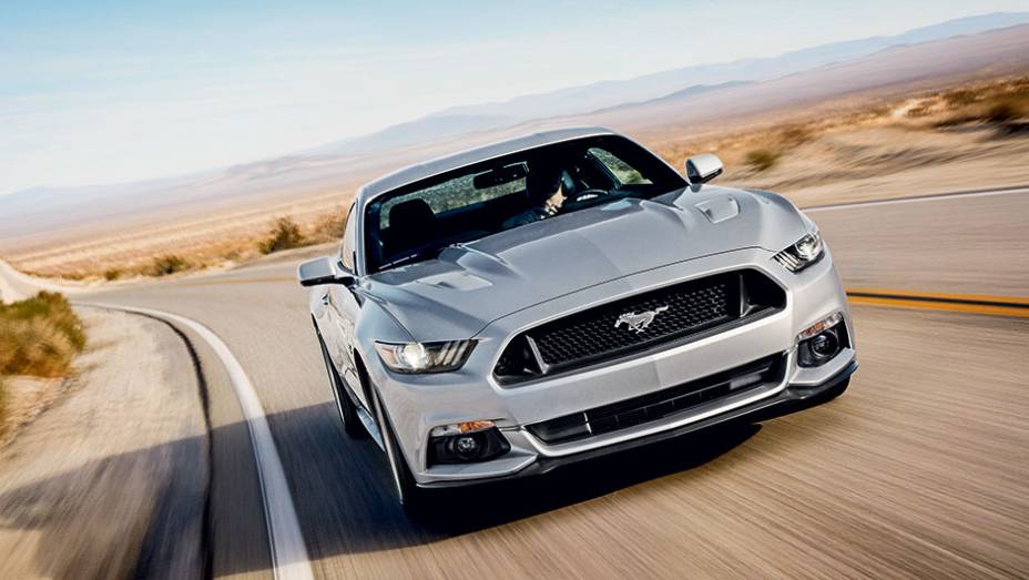 Formato da grade dá efeito de flutuação ao cavalinho Mustang | <a href="https://beta-develop.quatrorodas.abril.com.br/carros/impressoes/ford-mustang-2015-816081.shtml" target="_blank" rel="migration">Leia mais</a>