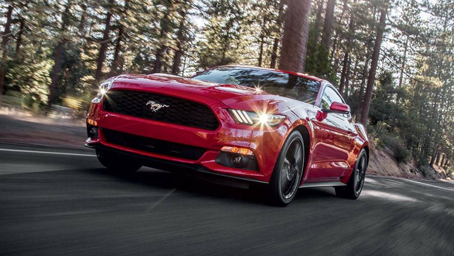 Diferente das versões V8, o Mustang EcoBoost não exibe a cilindrada do motor nos para-lamas dianteiros | <a href="https://beta-develop.quatrorodas.abril.com.br/carros/impressoes/ford-mustang-2015-816081.shtml" target="_blank" rel="migration">Leia mais</a>