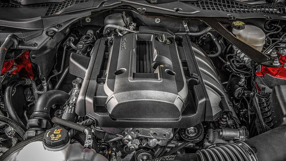 Na longitudinal, o 2.3 trabalha com a tração traseira | <a href="https://beta-develop.quatrorodas.abril.com.br/carros/impressoes/ford-mustang-2015-816081.shtml" target="_blank" rel="migration">Leia mais</a> Na longitudinal, o 2.3 trabalha com a tração traseira | <a href="https://beta-develop.quatrorodas.abril.com.br/carros/impressoes/ford-mustang-2015-816081.shtml" target="_blank" rel="migration">Leia mais</a>