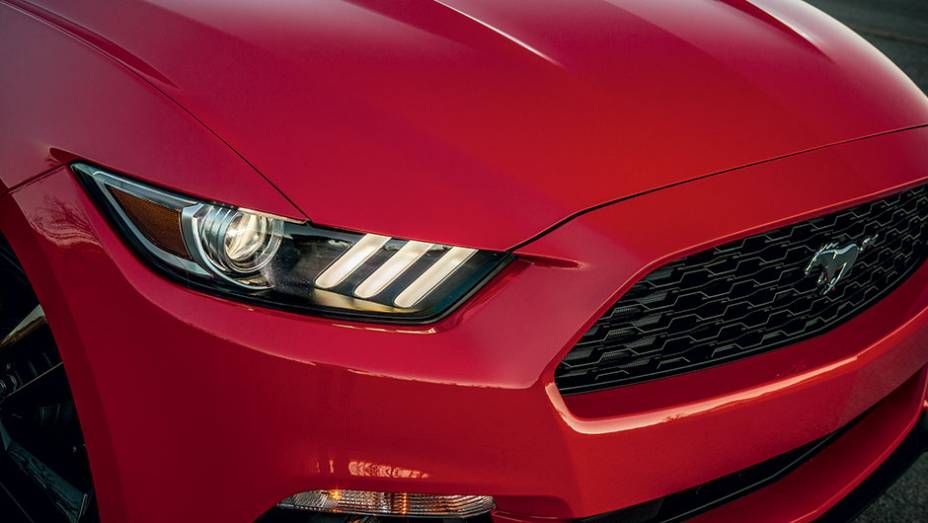 EcoBoost: grade sem barras verticais | <a href="https://beta-develop.quatrorodas.abril.com.br/carros/impressoes/ford-mustang-2015-816081.shtml" target="_blank" rel="migration">Leia mais</a>