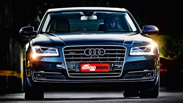 No facho alto, novos faróis contam com 25 leds | <a href="https://beta-develop.quatrorodas.abril.com.br/carros/testes/audi-a8-4-0-tfsi-819948.shtml" target="_blank" rel="migration">Leia mais</a> No facho alto, novos faróis contam com 25 leds | <a href="https://beta-develop.quatrorodas.abril.com.br/carros/testes/audi-a8-4-0-tfsi-819948.shtml" target="_blank" rel="migration">Leia mais</a>