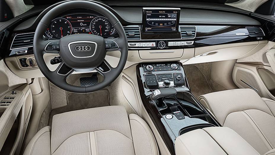 Dos frisos ao console, passando pelo volante e pela alavanca de c&acirc;mbio, tudo &eacute; novo no A8 | <a href="https://beta-develop.quatrorodas.abril.com.br/carros/testes/audi-a8-4-0-tfsi-819948.shtml" target="_blank" rel="migration">Leia mais</a>