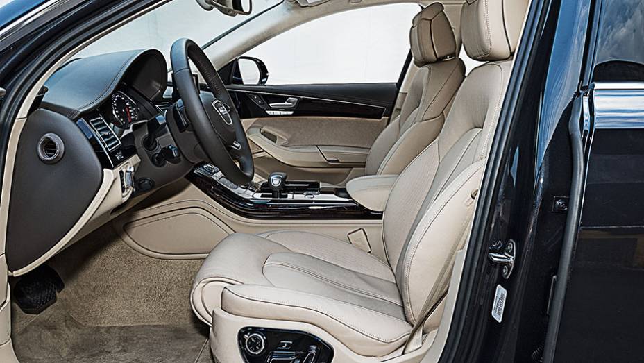 Os bancos dianteiros e traseiros têm aquecimento, ventilação e massagem | <a href="https://beta-develop.quatrorodas.abril.com.br/carros/testes/audi-a8-4-0-tfsi-819948.shtml" target="_blank" rel="migration">Leia mais</a> Os bancos dianteiros e traseiros têm aquecimento, ventilação e massagem | <a href="https://beta-develop.quatrorodas.abril.com.br/carros/testes/audi-a8-4-0-tfsi-819948.shtml" target="_blank" rel="migration">Leia mais</a>