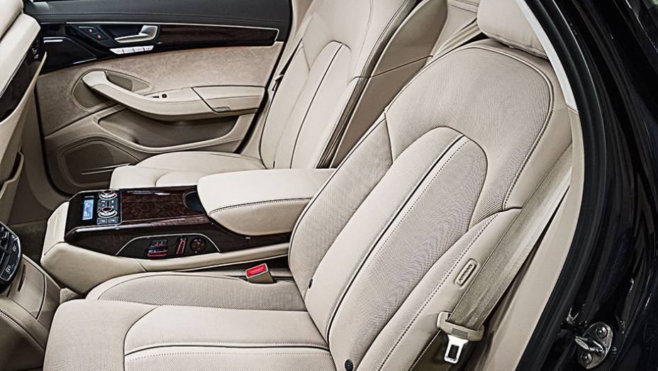 Os bancos dianteiros e traseiros t&ecirc;m aquecimento, ventila&ccedil;&atilde;o e massagem | <a href="https://beta-develop.quatrorodas.abril.com.br/carros/testes/audi-a8-4-0-tfsi-819948.shtml" target="_blank" rel="migration">Leia mais</a>