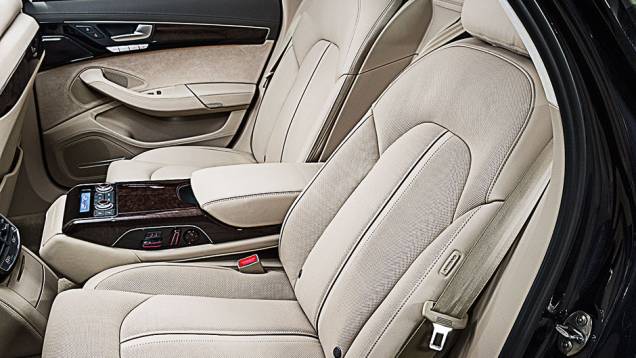 Os bancos dianteiros e traseiros têm aquecimento, ventilação e massagem | <a href="https://beta-develop.quatrorodas.abril.com.br/carros/testes/audi-a8-4-0-tfsi-819948.shtml" target="_blank" rel="migration">Leia mais</a> Os bancos dianteiros e traseiros têm aquecimento, ventilação e massagem | <a href="https://beta-develop.quatrorodas.abril.com.br/carros/testes/audi-a8-4-0-tfsi-819948.shtml" target="_blank" rel="migration">Leia mais</a>