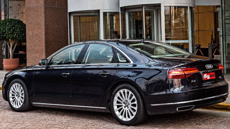 As sa&iacute;das de escapamento est&atilde;o embutidas no para-choque | <a href="https://beta-develop.quatrorodas.abril.com.br/carros/testes/audi-a8-4-0-tfsi-819948.shtml" target="_blank" rel="migration">Leia mais</a>