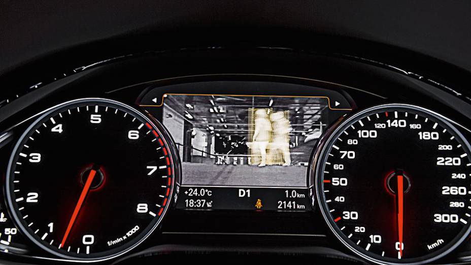 Tela projeta imagens do sistema de vis&atilde;o noturna | <a href="https://beta-develop.quatrorodas.abril.com.br/carros/testes/audi-a8-4-0-tfsi-819948.shtml" target="_blank" rel="migration">Leia mais</a>