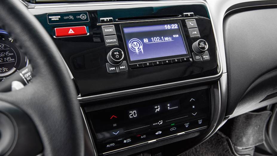 Tem Bluetooth, c&acirc;mera de r&eacute; e comandos de ventila&ccedil;&atilde;o sem bot&otilde;es f&iacute;sicos | <a href="https://beta-develop.quatrorodas.abril.com.br/carros/comparativos/civic-lxs-x-city-exl-820221.shtml" target="_blank" rel="migration">Leia mais</a>