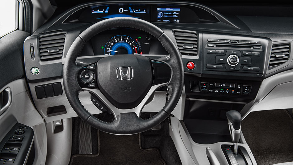 A vers&atilde;o LXS &eacute; menos equipada, mas o tom claro do interior melhora a sensa&ccedil;&atilde;o de amplitude | <a href="https://beta-develop.quatrorodas.abril.com.br/carros/comparativos/civic-lxs-x-city-exl-820221.shtml" target="_blank" rel="migration">Leia mais</a>