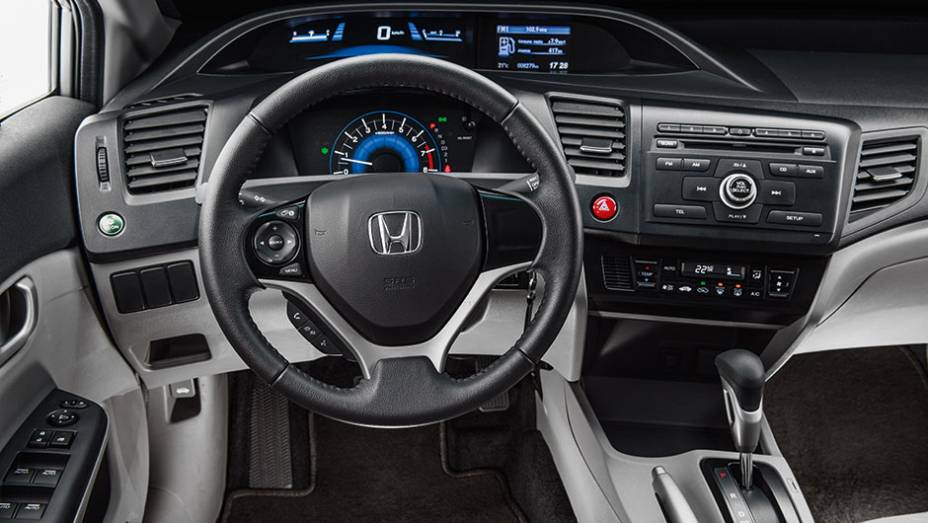 A vers&atilde;o LXS &eacute; menos equipada, mas o tom claro do interior melhora a sensa&ccedil;&atilde;o de amplitude | <a href="https://beta-develop.quatrorodas.abril.com.br/carros/comparativos/civic-lxs-x-city-exl-820221.shtml" target="_blank" rel="migration">Leia mais</a>