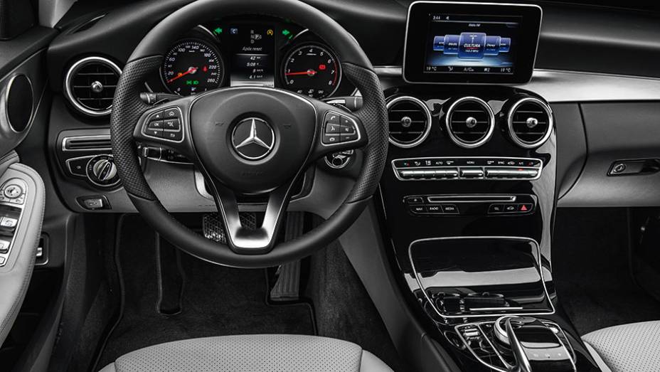 Painel tem visual s&oacute;brio. Maior, o C180 tem um pouco mais de espa&ccedil;o na cabine | <a href="https://beta-develop.quatrorodas.abril.com.br/carros/comparativos/classe-c-x-cla-820227.shtml" target="_blank" rel="migration">Leia mais</a>