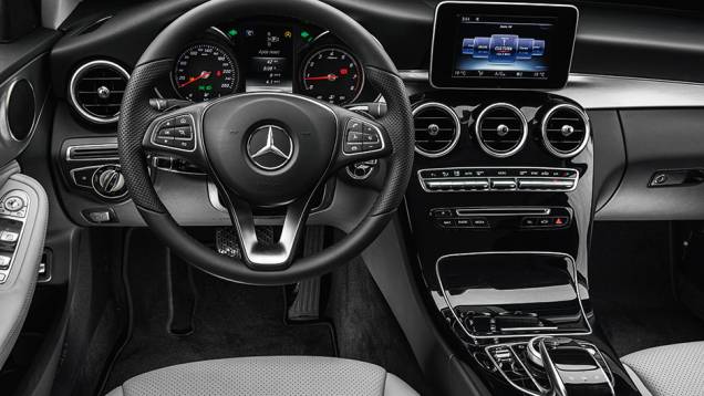 Painel tem visual sóbrio. Maior, o C180 tem um pouco mais de espaço na cabine | <a href="https://beta-develop.quatrorodas.abril.com.br/carros/comparativos/classe-c-x-cla-820227.shtml" target="_blank" rel="migration">Leia mais</a> Painel tem visual sóbrio. Maior, o C180 tem um pouco mais de espaço na cabine | <a href="https://beta-develop.quatrorodas.abril.com.br/carros/comparativos/classe-c-x-cla-820227.shtml" target="_blank" rel="migration">Leia mais</a>