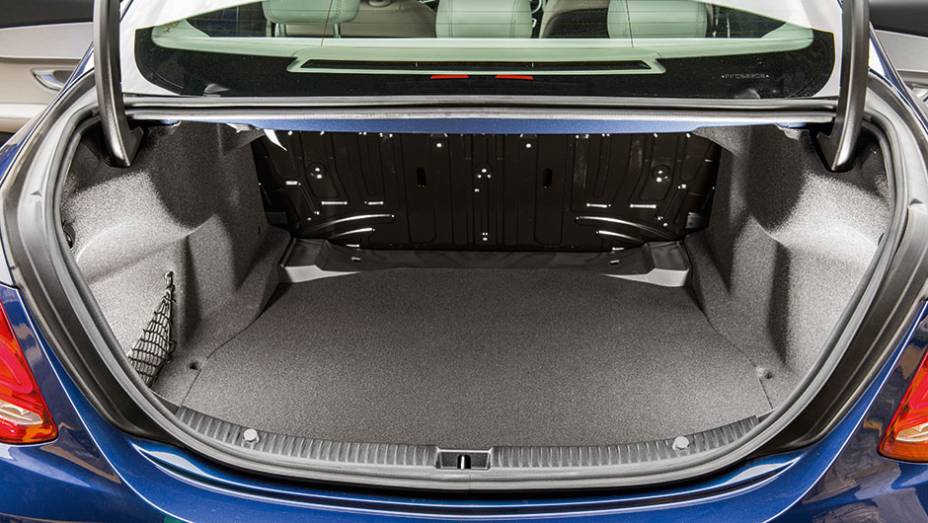 Porta-malas leva até 480 litros | <a href="https://beta-develop.quatrorodas.abril.com.br/carros/comparativos/classe-c-x-cla-820227.shtml" target="_blank" rel="migration">Leia mais</a> Porta-malas leva até 480 litros | <a href="https://beta-develop.quatrorodas.abril.com.br/carros/comparativos/classe-c-x-cla-820227.shtml" target="_blank" rel="migration">Leia mais</a>