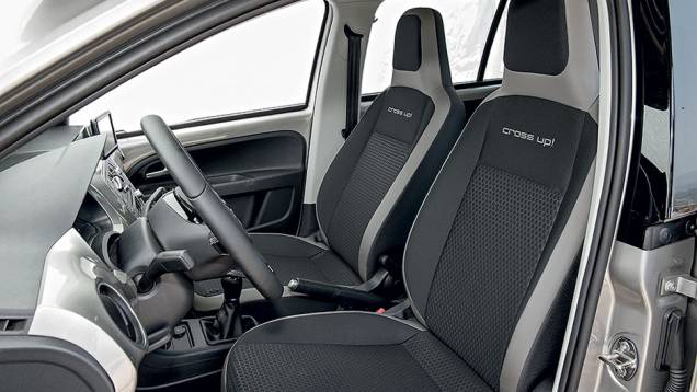 Os bancos t&ecirc;m revestimento exclusivo | <a href="https://beta-develop.quatrorodas.abril.com.br/carros/impressoes/vw-crossup-819589.shtml" target="_blank" rel="migration">Leia mais</a>