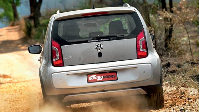 O estepe permanece do lado de dentro | <a href="https://beta-develop.quatrorodas.abril.com.br/carros/impressoes/vw-crossup-819589.shtml" target="_blank" rel="migration">Leia mais</a>