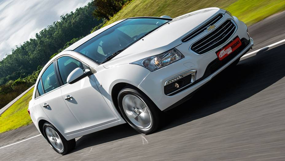 Grade com barras horizontais e enormes molduras do farol de milha, tudo cromado | <a href="https://beta-develop.quatrorodas.abril.com.br/carros/testes/chevrolet-cruze-2015-819958.shtml" target="_blank" rel="migration">Leia mais</a> Grade com barras horizontais e enormes molduras do farol de milha, tudo cromado | <a href="https://beta-develop.quatrorodas.abril.com.br/carros/testes/chevrolet-cruze-2015-819958.shtml" target="_blank" rel="migration">Leia mais</a>