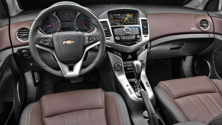 Revestimento de couro da cor Brown Storm é a única novidade no interior | <a href="https://beta-develop.quatrorodas.abril.com.br/carros/testes/chevrolet-cruze-2015-819958.shtml" target="_blank" rel="migration">Leia mais</a>