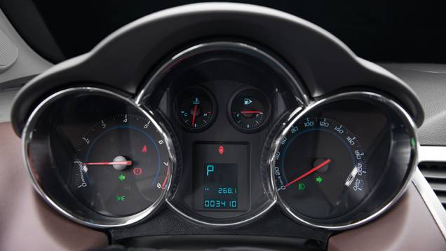 Instrumentos com reflexos | <a href="https://beta-develop.quatrorodas.abril.com.br/carros/testes/chevrolet-cruze-2015-819958.shtml" target="_blank" rel="migration">Leia mais</a> Instrumentos com reflexos | <a href="https://beta-develop.quatrorodas.abril.com.br/carros/testes/chevrolet-cruze-2015-819958.shtml" target="_blank" rel="migration">Leia mais</a>