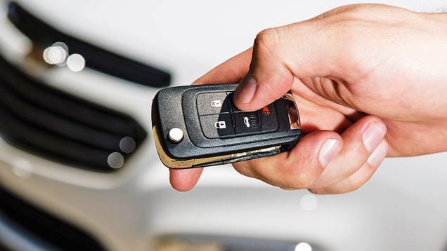 Segure o botão na chave para ligar o motor a distância | <a href="https://beta-develop.quatrorodas.abril.com.br/carros/testes/chevrolet-cruze-2015-819958.shtml" target="_blank" rel="migration">Leia mais</a> Segure o botão na chave para ligar o motor a distância | <a href="https://beta-develop.quatrorodas.abril.com.br/carros/testes/chevrolet-cruze-2015-819958.shtml" target="_blank" rel="migration">Leia mais</a>
