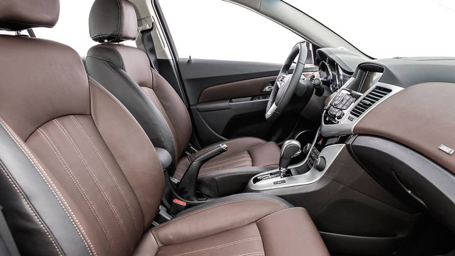 O espaço interno ainda é um dos pontos altos do Cruze, especialmente no banco traseiro | <a href="https://beta-develop.quatrorodas.abril.com.br/carros/testes/chevrolet-cruze-2015-819958.shtml" target="_blank" rel="migration">Leia mais</a>