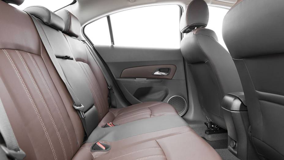 O espaço interno ainda é um dos pontos altos do Cruze, especialmente no banco traseiro | <a href="https://beta-develop.quatrorodas.abril.com.br/carros/testes/chevrolet-cruze-2015-819958.shtml" target="_blank" rel="migration">Leia mais</a>