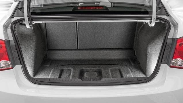 Capacidade do porta-malas manteve-se nos 450 litros | <a href="https://beta-develop.quatrorodas.abril.com.br/carros/testes/chevrolet-cruze-2015-819958.shtml" target="_blank" rel="migration">Leia mais</a> Capacidade do porta-malas manteve-se nos 450 litros | <a href="https://beta-develop.quatrorodas.abril.com.br/carros/testes/chevrolet-cruze-2015-819958.shtml" target="_blank" rel="migration">Leia mais</a>