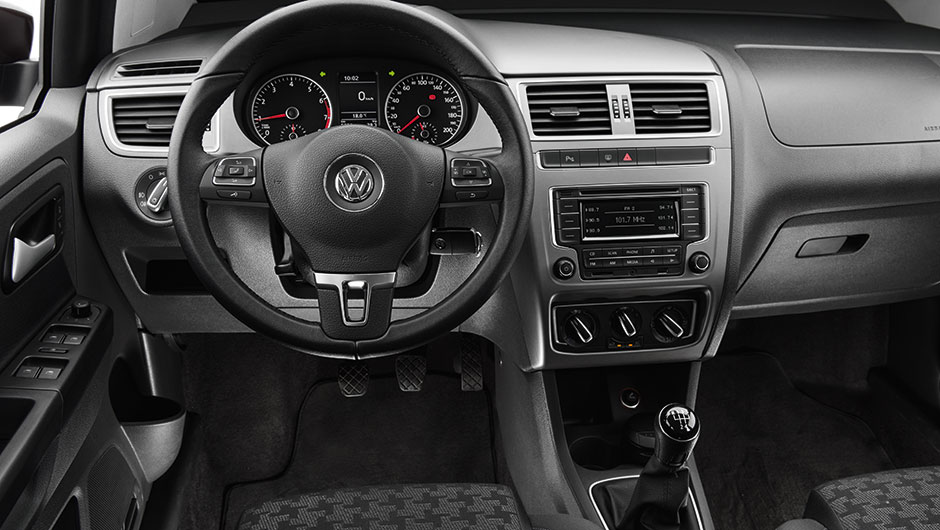 A vers&atilde;o enviada para as fotos foi a Comfortline. A Trend tem rodas de a&ccedil;o e o computador de bordo &eacute; opcional | <a href="https://beta-develop.quatrorodas.abril.com.br/carros/comparativos/fox-x-up-820214.shtml" target="_blank" rel="migration">Leia mais</a>