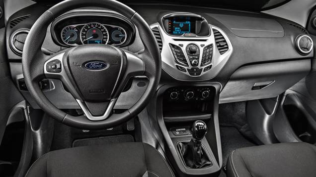 Ka SEL tem detalhes em dois tons, comando de som no volante, painel digital e computador de bordo | <a href="https://beta-develop.quatrorodas.abril.com.br/carros/comparativos/fiesta-s-x-ka-se-820222.shtml" target="_blank" rel="migration">Leia mais</a>