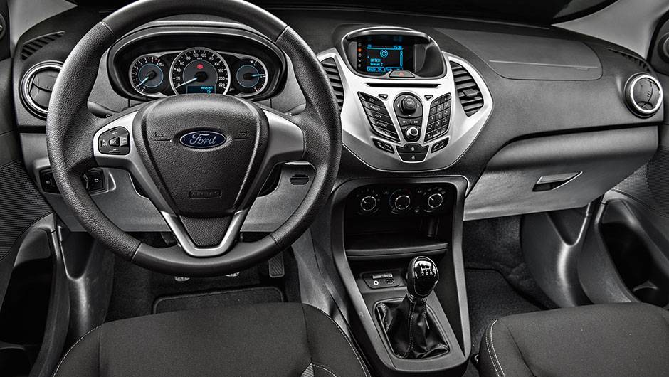 Ka SEL tem detalhes em dois tons, comando de som no volante, painel digital e computador de bordo | <a href="https://beta-develop.quatrorodas.abril.com.br/carros/comparativos/fiesta-s-x-ka-se-820222.shtml" target="_blank" rel="migration">Leia mais</a>