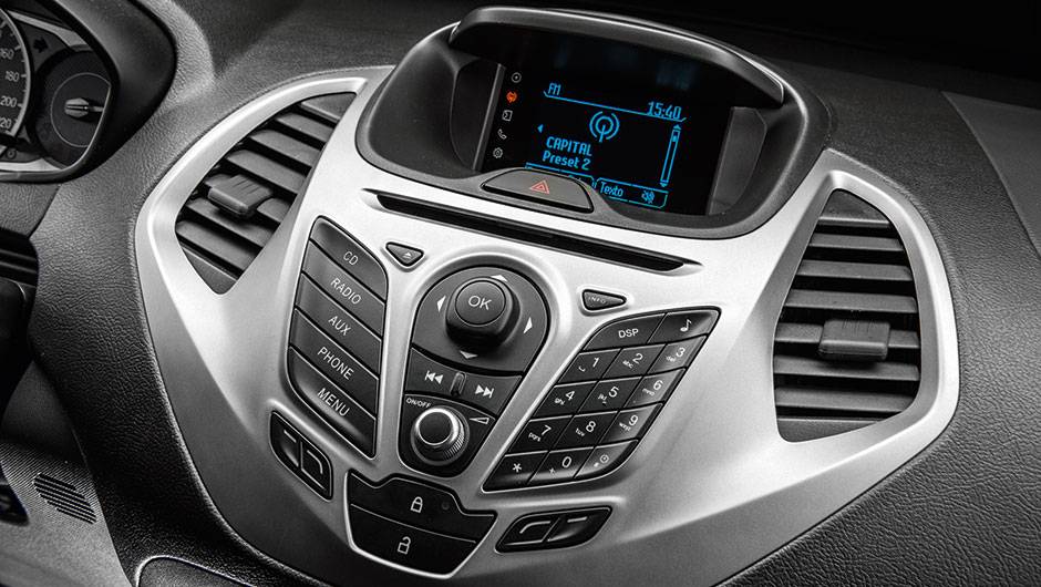 A vers&atilde;o do meio (SE) tem o mesmo pacote | <a href="https://beta-develop.quatrorodas.abril.com.br/carros/comparativos/fiesta-s-x-ka-se-820222.shtml" target="_blank" rel="migration">Leia mais</a>