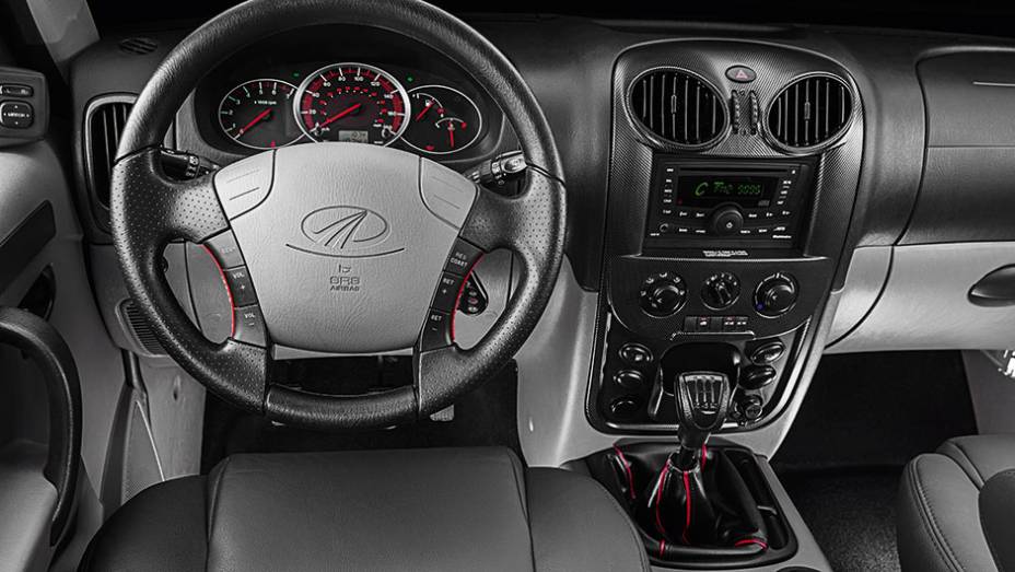 Bem-equipado, mas de acabamento simples | <a href="https://beta-develop.quatrorodas.abril.com.br/carros/impressoes/mahindra-m-v-819594.shtml" target="_blank" rel="migration">Leia mais</a> Bem-equipado, mas de acabamento simples | <a href="https://beta-develop.quatrorodas.abril.com.br/carros/impressoes/mahindra-m-v-819594.shtml" target="_blank" rel="migration">Leia mais</a>