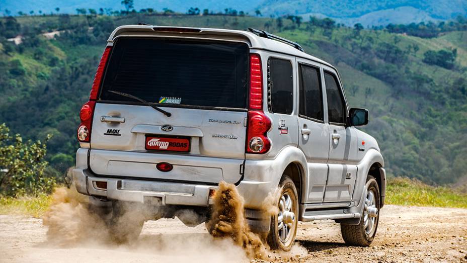 Altura elevada o coloca em destaque na rua | <a href="https://beta-develop.quatrorodas.abril.com.br/carros/impressoes/mahindra-m-v-819594.shtml" target="_blank" rel="migration">Leia mais</a>