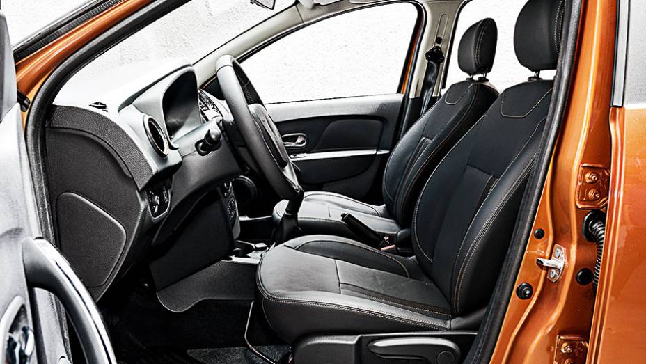 Espaço interno é bem maior que o de seus rivais, como CrossFox ou HB20X | <a href="https://beta-develop.quatrorodas.abril.com.br/carros/testes/renault-sandero-stepway-819954.shtml" target="_blank" rel="migration">Leia mais</a>