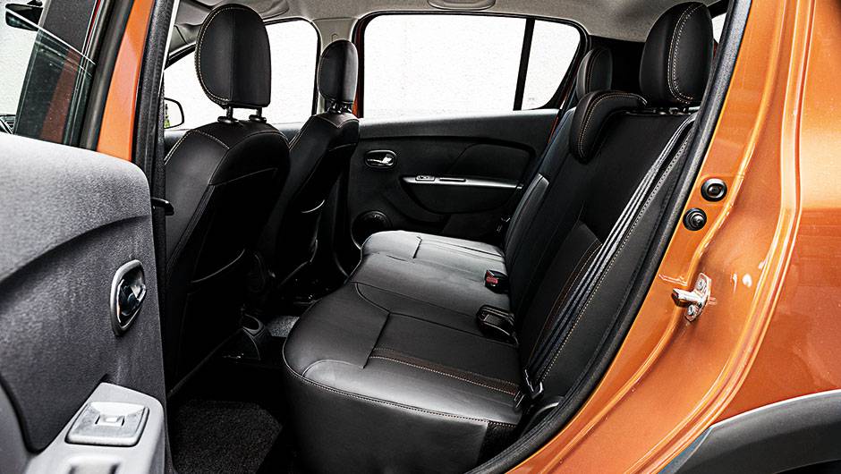 Espa&ccedil;o interno &eacute; bem maior que o de seus rivais, como CrossFox ou HB20X | <a href="https://beta-develop.quatrorodas.abril.com.br/carros/testes/renault-sandero-stepway-819954.shtml" target="_blank" rel="migration">Leia mais</a>