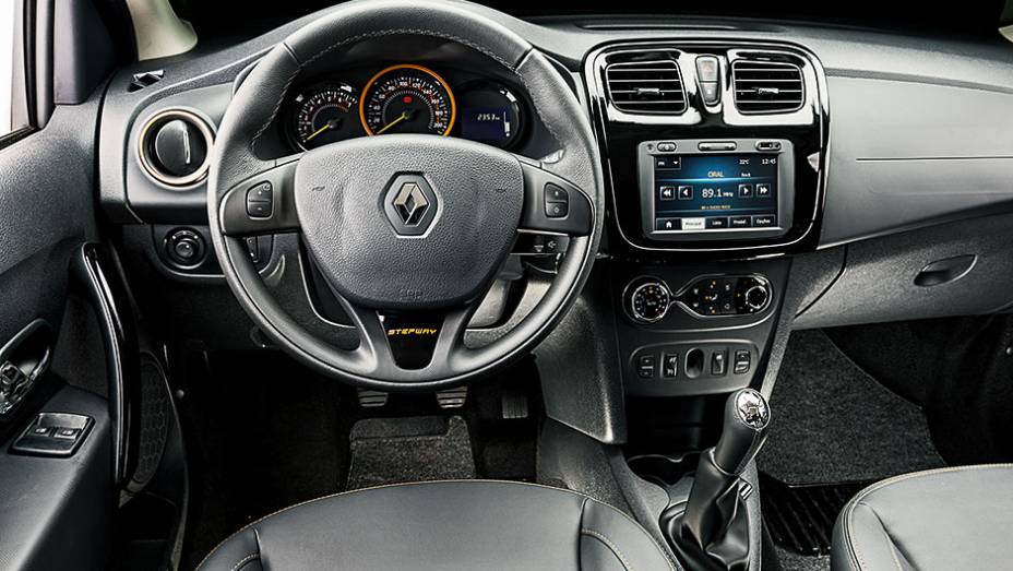 Detalhes laranja em saídas de ar, volante e instrumentos | <a href="https://beta-develop.quatrorodas.abril.com.br/carros/testes/renault-sandero-stepway-819954.shtml" target="_blank" rel="migration">Leia mais</a>