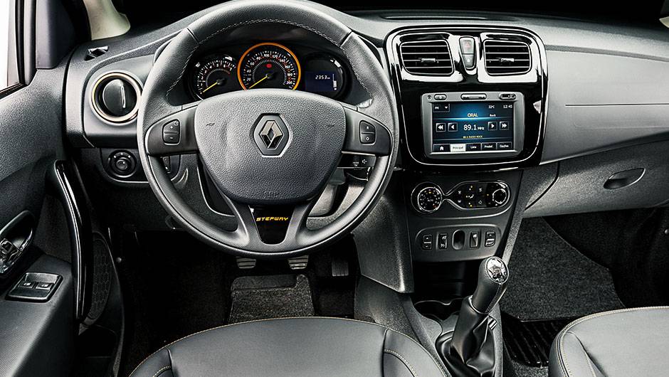 Detalhes laranja em sa&iacute;das de ar, volante e instrumentos | <a href="https://beta-develop.quatrorodas.abril.com.br/carros/testes/renault-sandero-stepway-819954.shtml" target="_blank" rel="migration">Leia mais</a>