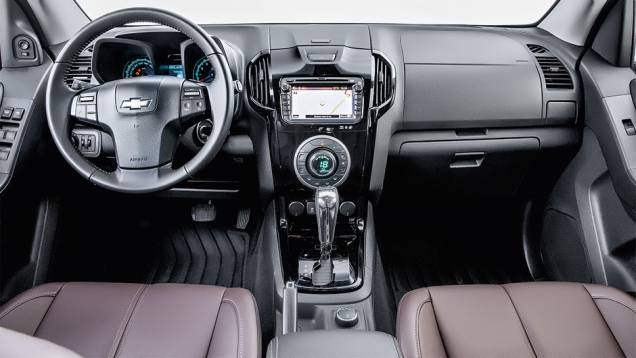 Versão única LTZ traz câmbio automático e 7 lugares | <a href="https://beta-develop.quatrorodas.abril.com.br/carros/testes/chevrolet-trailblazer-2015-819951.shtml" target="_blank" rel="migration">Leia mais</a> Versão única LTZ traz câmbio automático e 7 lugares | <a href="https://beta-develop.quatrorodas.abril.com.br/carros/testes/chevrolet-trailblazer-2015-819951.shtml" target="_blank" rel="migration">Leia mais</a>