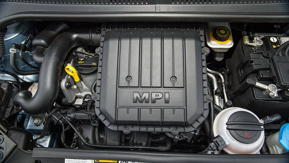 Motor 1.0 de tr&ecirc;s cilindros e 12V gera 82 cv | <a href="https://beta-develop.quatrorodas.abril.com.br/carros/comparativos/fox-x-up-820214.shtml" target="_blank" rel="migration">Leia mais</a>