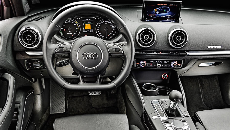 No painel, visor central informa consumo e autonomia | <a href="https://beta-develop.quatrorodas.abril.com.br/carros/testes/audi-a3-sportback-e-tron-827200.shtml" target="_blank" rel="migration">Leia mais</a>