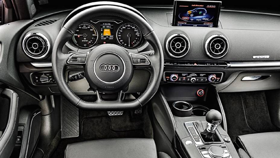 No painel, visor central informa consumo e autonomia | <a href="https://beta-develop.quatrorodas.abril.com.br/carros/testes/audi-a3-sportback-e-tron-827200.shtml" target="_blank" rel="migration">Leia mais</a>
