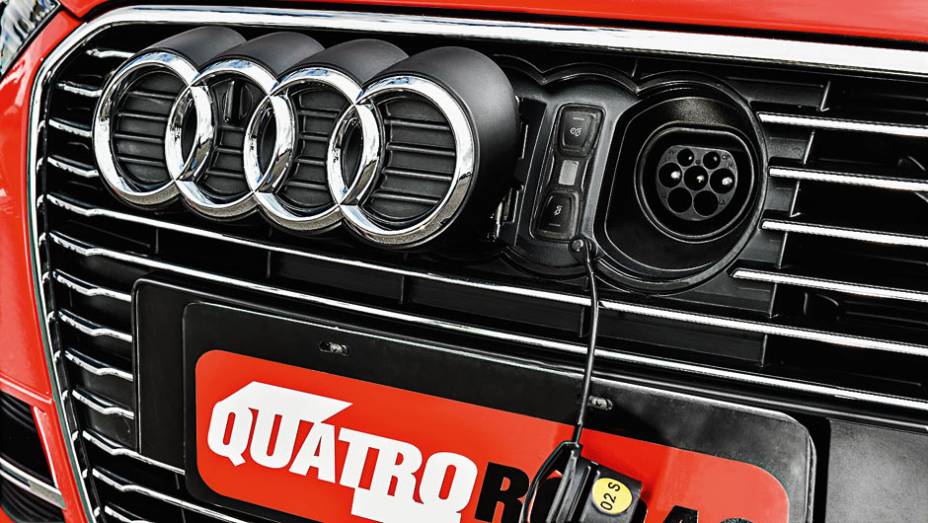 Tomada fica atr&aacute;s pelo emblema dianteiro | <a href="https://beta-develop.quatrorodas.abril.com.br/carros/testes/audi-a3-sportback-e-tron-827200.shtml" target="_blank" rel="migration">Leia mais</a>