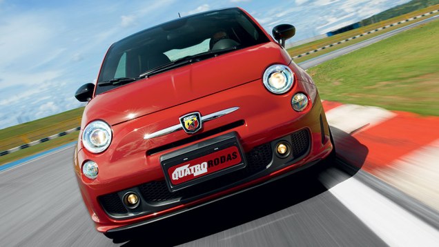 Fiat 500 Abarth: visual nervoso e 0 a 100 km/h em 6,9 segundos | <a href="https://beta-develop.quatrorodas.abril.com.br/carros/impressoes/fiat-500-abarth-821981.shtml" target="_blank" rel="migration">Leia mais</a>