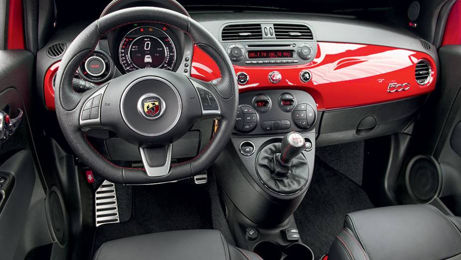 O logotipo da Fiat deu lugar ao escorpião da Abarth tanto no volante como em carroceria e motor | <a href="https://beta-develop.quatrorodas.abril.com.br/carros/impressoes/fiat-500-abarth-821981.shtml" target="_blank" rel="migration">Leia mais</a>