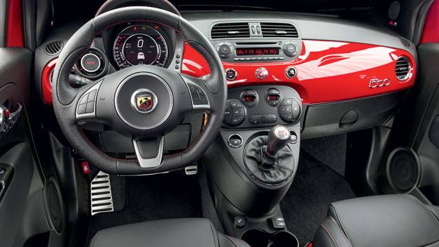 O logotipo da Fiat deu lugar ao escorpião da Abarth tanto no volante como em carroceria e motor | <a href="https://beta-develop.quatrorodas.abril.com.br/carros/impressoes/fiat-500-abarth-821981.shtml" target="_blank" rel="migration">Leia mais</a> O logotipo da Fiat deu lugar ao escorpião da Abarth tanto no volante como em carroceria e motor | <a href="https://beta-develop.quatrorodas.abril.com.br/carros/impressoes/fiat-500-abarth-821981.shtml" target="_blank" rel="migration">Leia mais</a>