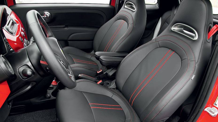Bancos de couro exclusivos s&atilde;o de s&eacute;rie | <a href="https://beta-develop.quatrorodas.abril.com.br/carros/impressoes/fiat-500-abarth-821981.shtml" target="_blank" rel="migration">Leia mais</a>