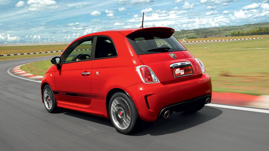 Faixa lateral, pinças vermelhas, dois escapes maiores, aerofólio e rodas aro 16: pronto para correr | <a href="https://beta-develop.quatrorodas.abril.com.br/carros/impressoes/fiat-500-abarth-821981.shtml" target="_blank" rel="migration">Leia mais</a>