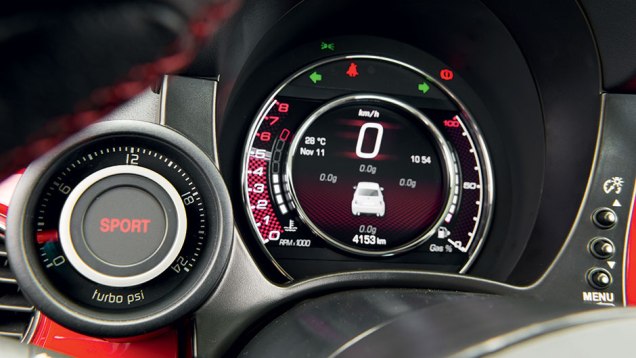 Medidor de press&atilde;o do turbo junto ao veloc&iacute;metro | <a href="https://beta-develop.quatrorodas.abril.com.br/carros/impressoes/fiat-500-abarth-821981.shtml" target="_blank" rel="migration">Leia mais</a>