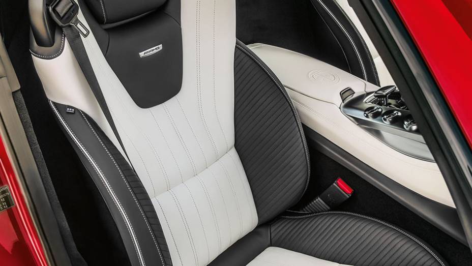 Bancos t&ecirc;m apoio lateral | <a href="https://beta-develop.quatrorodas.abril.com.br/carros/impressoes/mercedes-benz-amg-gt-822120.shtml" target="_blank" rel="migration">Leia mais</a>